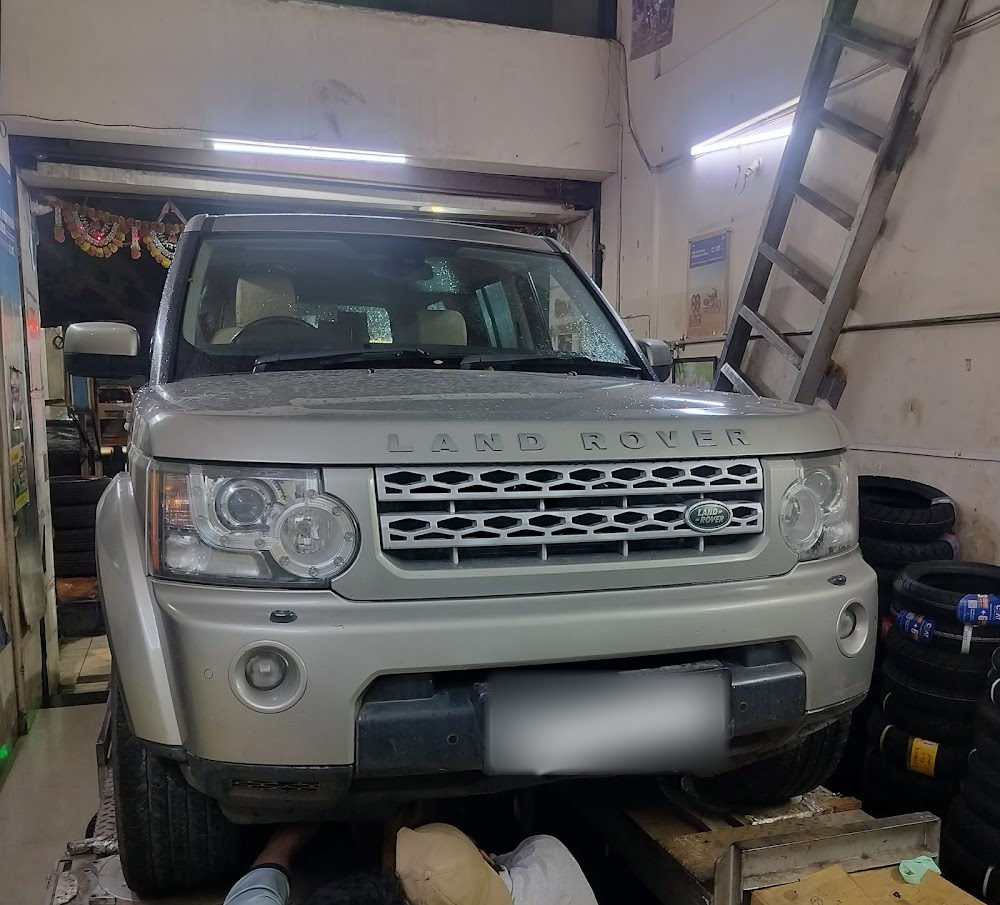 Land Rover Discovery waiting for service